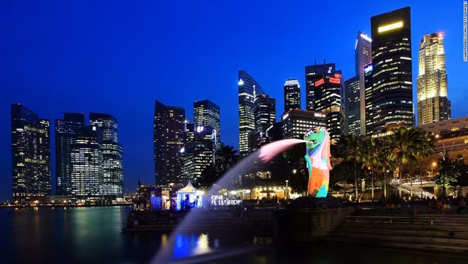 Singapore: Khoảng cách giữa thành phố đắt nhất thế giới với 2 thành phố tiếp theo trong bảng xếp hạng khá gần. Quốc đảo này có ít tài nguyên thiên nhiên. Sự phụ thuộc vào các nước khác về mặt năng lượng và nước đè nặng trên hóa đơn và “phí quyền” khiến những việc như sở hữu xe hơi trở nên đắt đỏ. Chi phí vận chuyển tại Singapore cũng cao hơn 2,7 lần so với New York. Tuy nhiên, giá cả của hàng hóa cơ bản lại rẻ hơn so với các nước láng giềng như Seoul (33%), Hong Kong (28%) và Tokyo (26%). Ảnh: Getty.