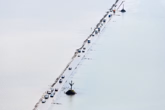 Le Passage du Gois, Pháp: Đây là con đường tự nhiên dẫn ra đảo Noirmoutier. Phần lớn thời gian, Le Passage du Gois nằm dưới nước. Xe cộ chỉ có thể qua lại trong vài tiếng mỗi ngày khi triều xuống thấp.