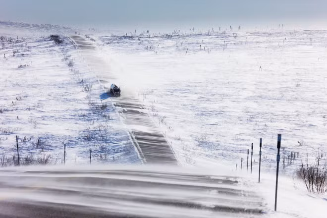 Cao tốc James Dalton, Mỹ: Gió mạnh và tuyết thổi qua đường cao tốc James Dalton gần núi Finger (Alaska), gây khó khăn cho tài xế.