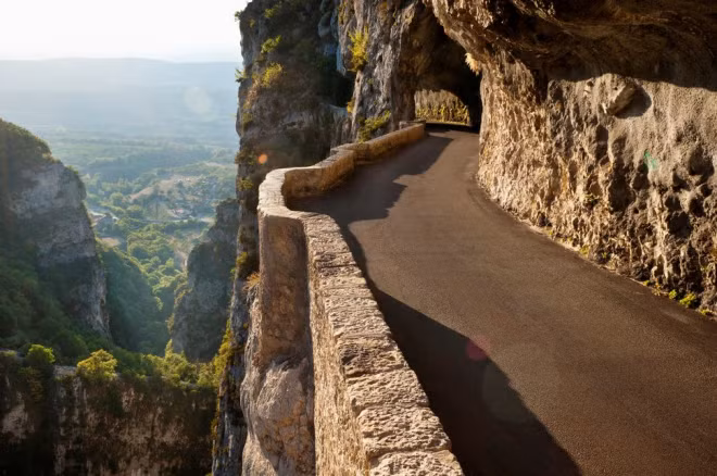 Đường qua Gorges du Nan, Pháp: Một bên là vực sâu, một bên là vách đá, con đường hẹp này đòi hỏi lái xe phải thận trọng và tập trung.