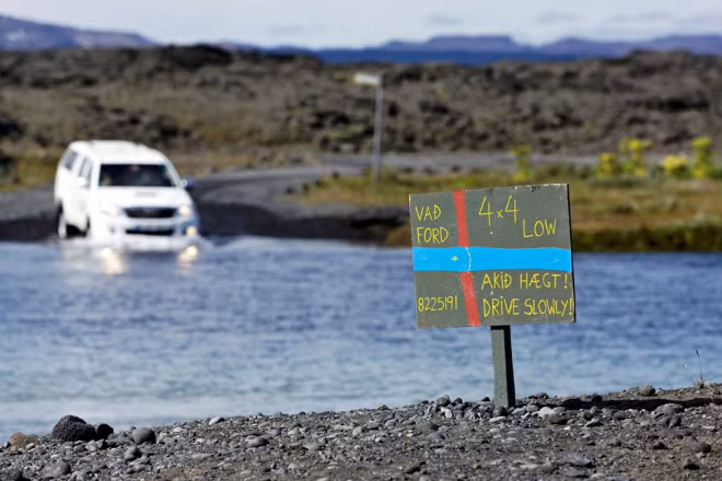 Đường 88, Iceland: Để di chuyển trên con đường ở cao nguyên của Iceland này, bạn cần sử dụng các loại xe dẫn động 4 bánh.