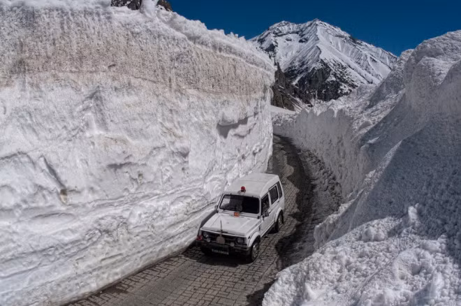 Cao tốc Srinagar-Leh, Ấn Độ: Tuyến đường này chỉ hoạt động 6 tháng mỗi năm, do tuyết dày và bão tuyết trong các tháng còn lại.