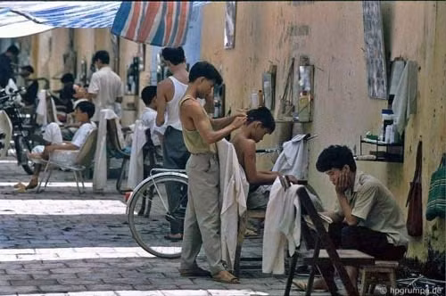 Một tiệm cắt tóc giản dị.