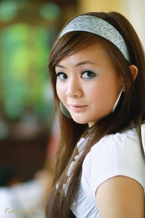 Trong gần 4 năm, Xuân Mai nuôi hy vọng trở lại showbiz Việt. Tuy nhiên, quy luật đào thải quá khắc nghiệt. Nữ ca sĩ nổi tiếng ngày nào không tìm được chỗ đứng trong lòng khán giả. Trong suốt thời gian đó, Xuân Mai chỉ có khoảng 2 ca khúc tạo được ít nhiều chú ý là "Cây sao giấy" và "Nỗi nhớ đóng băng" hát cùng nhóm KIO .