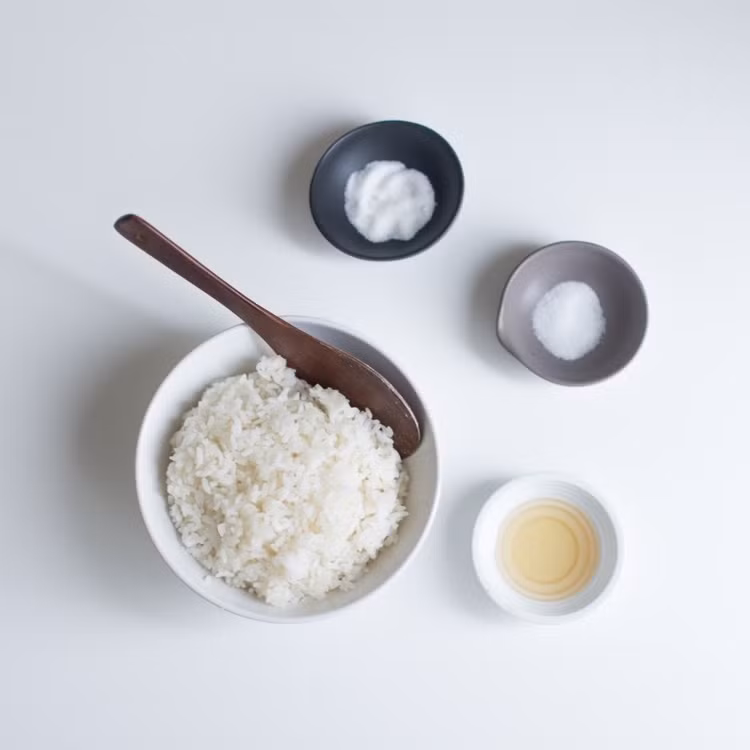 7. Thêm muối vào cơm Khi nấu cơm, việc bỏ thêm một chút muối có thể giữ cho cơm lâu thiu hơn. Thậm chí ngay cả khi thời tiết nắng nóng, muối vẫn có thể bảo quản cơm mà không cần bỏ vào tủ lạnh. Ngoài ra, khi hấp lại cơm nguội, cho thêm một ít nước muối có thể loại bỏ mùi vị khác lạ ở cơm nguội.