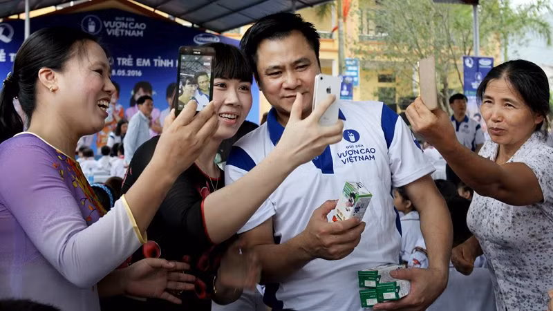 Những phụ nữ ở huyện Hoa Lư - Ninh Bình hồ hởi selfie cùng nghệ sĩ nổi tiếng trong dịp diễn viên Tự Long về địa phương trong một hoạt động từ thiện.