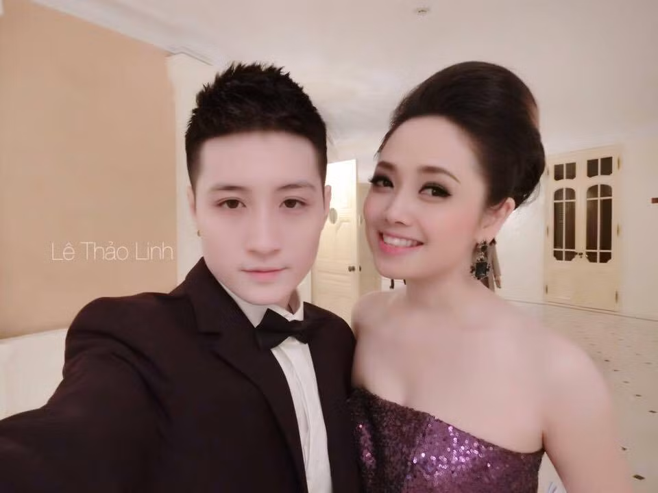 Chính thức công khai mối tình đồng tính với Lin Jay, MC xinh đẹp của VTV Ngọc Trang - người đã từng dẫn khá nhiều chương trình được yêu thích trên VTV… nhận được nhiều ý kiến trái chiều. Tuy nhiên, cuộc sống của MC Ngọc Trang không đảo lộn nhiều khi công khai chuyện này, chỉ có điều gia đình cô có chút không hài lòng vì họ có quan niệm "thôi thì ai biết đến đâu hay đến đó, không nên chia sẻ với báo đài".