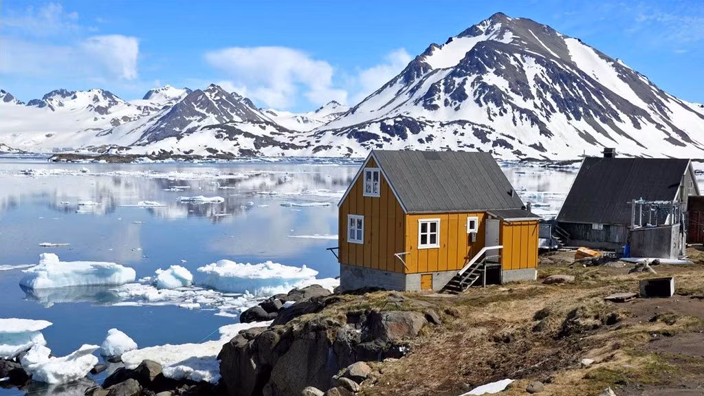 Greenland Mật độ dân số chính thức của Greenland là 0. Hòn đảo lớn nhất thế giới có khoảng 56.000 người. Điều này có nghĩa dân số xung quanh vùng phía Tây Devon chiếm một diện tích khoảng 2,1 triệu m2. Vùng đất rộng lớn này đã có người sinh sống trong khoảng 4.5000 năm, bờ biển và núi rộng lớn, những ngày hè kéo dài và vịnh xanh như ngọc. Ảnh: Letstravelsomewhere.com.