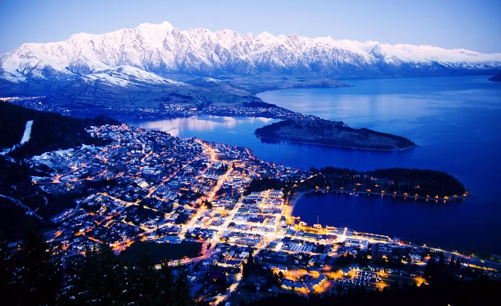 Queenstown, New Zealand “Thành phố riêng của Thiên Chúa” cũng là biệt danh được dùng để mô tả New Zealand. “Những cảnh quan như sông băng, hồ, dãy núi khi nhìn xuống từ những ngọn núi quanh Queenstown vắng vẻ thật đẹp” là lời miêu tả của Lisa Grainger. Ảnh: Hostelite.