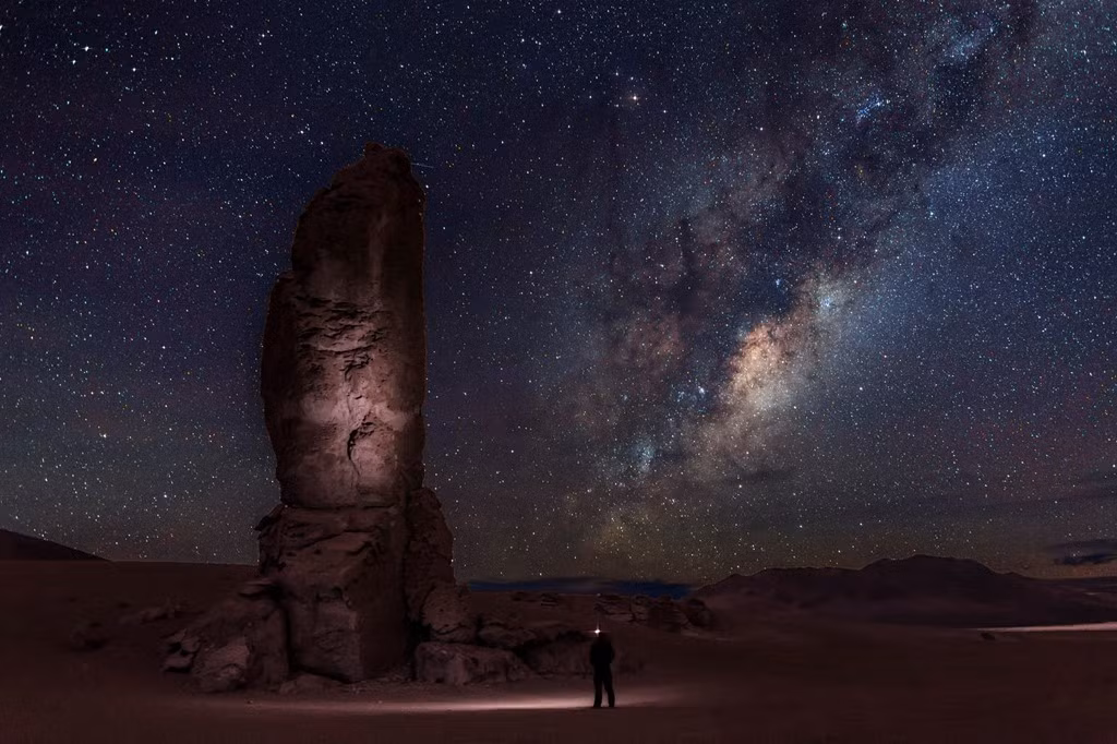 The Atacama Sa mạc dài gần 1.000 km, cao nhất và khô hạn nhất trên thế giới này xuất hiện với một dáng vẻ “địa ngục” hơn là thiên đường với một địa hình dường như chẳng có sự sống nào, bao quanh bởi những ngọn núi lửa khổng lồ”, Caroline Shearing cho biết. “Nhưng nếu xem xét kỹ hơn, hệ sinh thái này có nhiều điểm chung với sao Hỏa hơn trái đất. Điều này cho thấy đây là một vùng đất độc đáo, từ những hòn đá rỉ sét đỏ, đến đầm hồ màu xanh cô ban, những dãy núi màu tím và động vật hoang dã. Vào ban đêm, bầu trời của Atacama tràn ngập thiên thể, vì sao rực sáng như dải ngân hà”. Ảnh: Flickr/ Adhemar Duro.