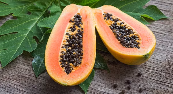 4. Đu đủ Đu đủ chứa nhiều vitamin C hơn hẳn các loại hoa quả khác. Bên cạnh đó, đu đủ còn có khả năng ngăn ngừa sự tạo thành hợp chất nitrosamine gây ung thư và bệnh ung thư máu. Nên chọn ăn đu đủ chín mềm, hoặc uống sinh tố đu đủ cùng mật ong.