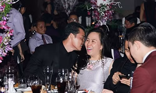 Trên trang cá nhân của nam người mẫu tràn ngập hình của bạn gái với những dòng chữ mùi mẫn, đầy tình cảm. Không ít lần Qúach Ngọc Ngoan còn... làm thơ tặng người yêu. Nhiều người thích thú với sự lãng mạn đó nhưng cũng không ít ý kiến cho rằng, anh đang quá đề cao bạn gái bởi anh còn trẻ, đào hoa và ngoại hình vượt trội so với doanh nhân gốc Thanh Hóa.