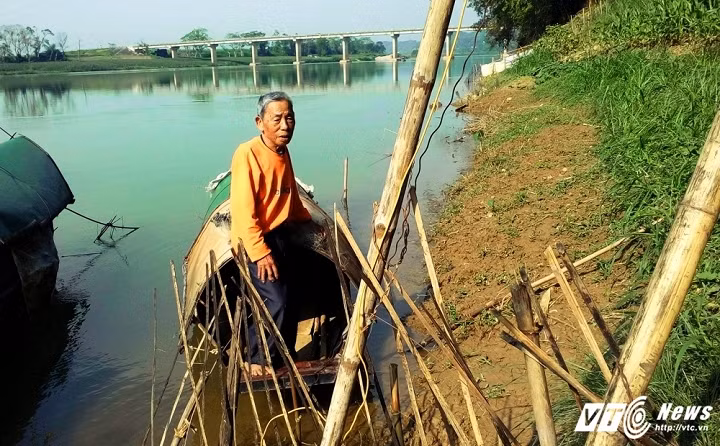 Ở cái tuổi ngoài 80, lẽ ra cụ Hóa đã được an hưởng tuổi già và hưởng phúc từ con cháu, nhưng vì hoàn cảnh cụ vẫn phải nai lưng kiếm ăn từng bữa để chăm lo cho vợ và hai người con tật nguyền suốt hơn 50 năm nay.