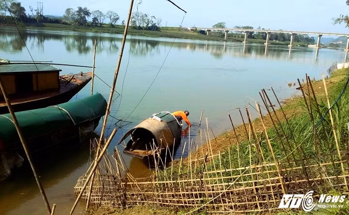 Không có tiền, quen luôn cảnh đói khổ, trước giờ gia đình cụ cứ thế sống với việc một ngày ăn 2 giờ cơm. 9 giờ ăn sáng rồi xuống sông, chiều về ăn lúc 4 giờ rồi nhịn cho tới giờ cơm ngày mai.