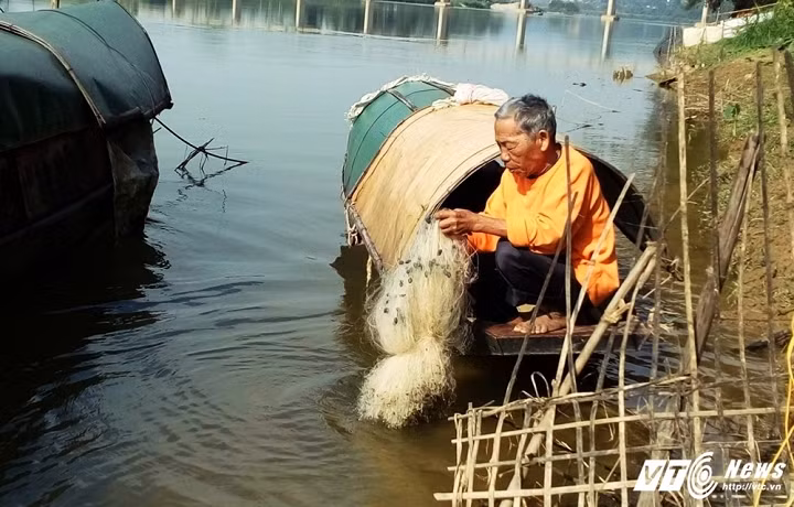 Ông tâm sự: "Người ta ăn 3 giờ, mình nghèo thì ăn 2 giờ, cũng quen rồi, khổ từ khi sinh ra mà. Không phải mình không cố gắng, mà là không thể gắng được nữa, gắng bao nhiêu thì đổ vào tiền thuốc thang cho 2 đứa. Đánh bắt thế này thì một ngày được vài chục nghìn, để vào tiền ăn với sinh hoạt cho cả gia đình. Tiền trợ cấp thì để trả nợ thuốc thang hàng tháng, nhiều khi nhận trợ cấp về đem đi trả tiền thuốc mà không đủ vì trong tháng đau ốm quá nhiều".