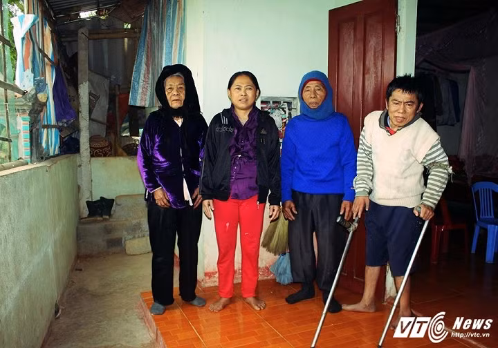 Bên triền dòng sông Cả, đoạn qua địa bàn xóm 1, xã Lạng Sơn, huyện Anh Sơn (Nghệ An), là ngôi nhà lụp xụp của gia đình ông Phạm Văn Hóa, gia đình có hoàn cảnh đặc biệt khó khăn trên địa bàn.