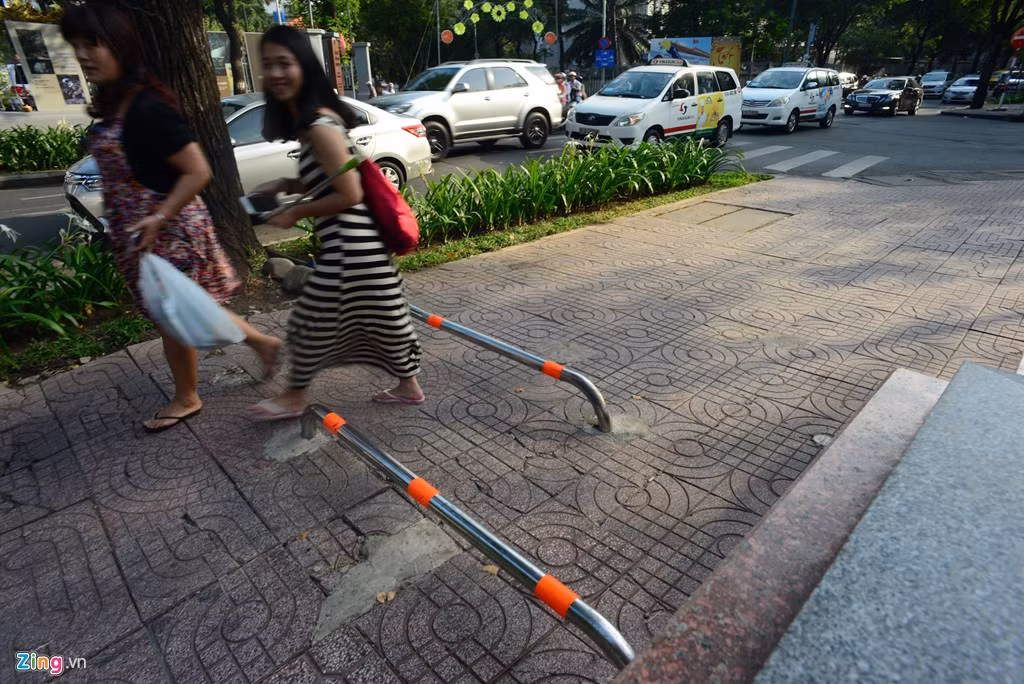 Những thanh barie cao khoảng 30 cm, có dán phản quang. Người đi bộ có thể dễ dàng bước qua trên vỉa hè đường Lý Tự Trọng, quận 1.