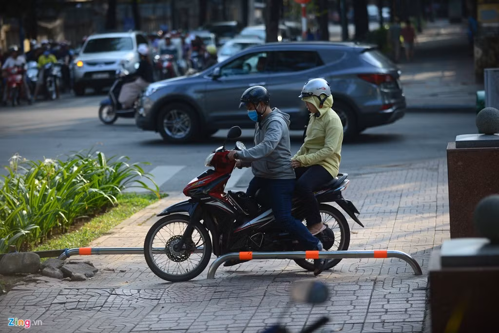 Dù vậy, nhưng vẫn có nhiều xe máy tìm cách luồn lách qua những thanh chắn này. Anh Nguyễn Quốc Dũng, thuộc lực lượng thanh niên xung phong túc trực khu vực công viên Bách Tùng Diệp cho biết cứ vài phút lại thấy xuất hiện một xe máy leo lề, lách qua thanh chắn. Theo anh Dũng, những thanh chắn này chỉ có tác dụng làm giảm bớt phương tiện đi lên vỉa hè chứ không thể ngăn hết được do nhiều người tham gia giao thông thiếu ý thức.