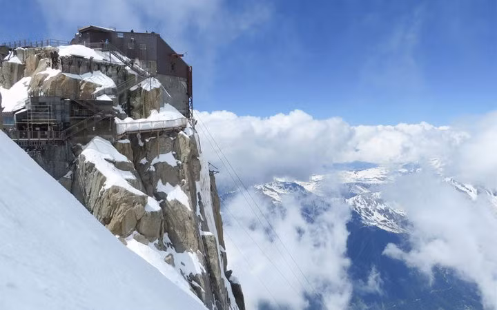 Đài thiên văn Janssen, núi Mont Blanc (Pháp): Các bậc thang tại đây thấp, lối đi rộng rãi, có lan can và không đông đúc. Nhưng điều khiến chúng trở nên nguy hiểm là vị trí trên đỉnh cao nhất dãy Alps, bởi gió cực mạnh và nhiệt độ xuống thấp.