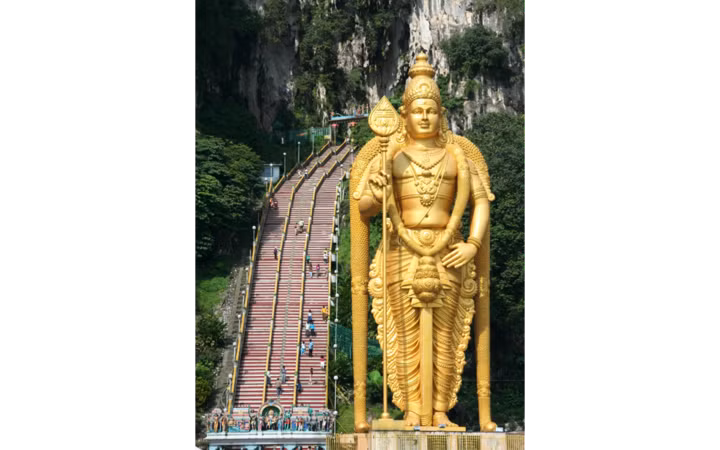 Động Batu (Malaysia): Dãy hang động này là một trong những thánh địa quan trọng nhất của đạo Hindu bên ngoài lãnh thổ Ấn Độ, ẩn mình bên một ngọn núi cách Kuala Lumpur gần 13 km. Nét nổi bật là 272 bậc thang cao hơn 100 m dẫn tới đền chính. Không những phải cẩn thận với bậc thang đá, du khách còn cần đề phòng nguy cơ bị khỉ trộm túi.