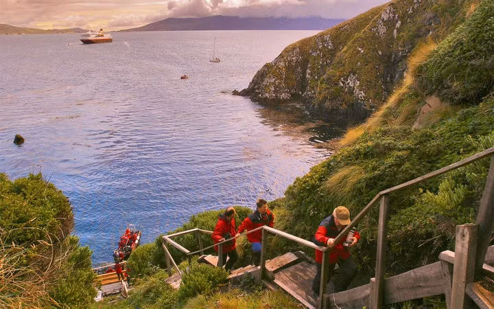 Đảo Cape Horn (Chile): Chỉ có bảy tàu cập bến đảo Cape Horn - cực nam của lục địa Nam Mỹ - để đưa du khách tới thăm đài tưởng niệm Albatross. Khi lên bờ, bạn cần leo 162 bậc thang lót ván gỗ, ngày càng trơn hơn khi tới gần đỉnh. Ngoài ra, những cơn gió kèm sương mù mang lại cảm giác lạnh lẽo.