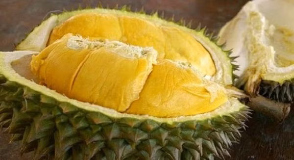 Bạn có biết, sầu riêng kết hợp cùng thức uống có cồn làm tăng nguy cơ ngộ độc cho cơ thể. Cũng đã có một phụ nữ ở Thái Lan đã tử vong sau khi ăn sầu riêng và uống rượu có độ cồn cao. Theo báo cáo của đại học Tsukuba (Nhật, 2009), trong sầu riêng có chứa một lượng lớn dầu có sulfur gây ức chế hoạt động của men aldehyd dehydrogenase, nguyên nhân dẫn đến 70% chất oxy hóa trong tế bào không được chuyển hóa và từ đó gây độc cho cơ thể.