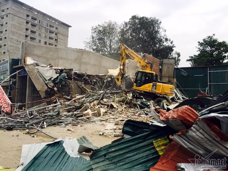 2 ngày cuối tuần qua, hàng chục ngôi nhà lấn chiếm vỉa hè, lòng lề đường trên đường Nghiêm Xuân Yêm (Thanh Trì, Hà Nội) đã bị tháo dỡ. Gạch vữa, đồ đạc từ các công trình vi phạm bị đập bỏ chưa được thu dọn khiến đoạn đường như một đại công trường ngổn ngang.