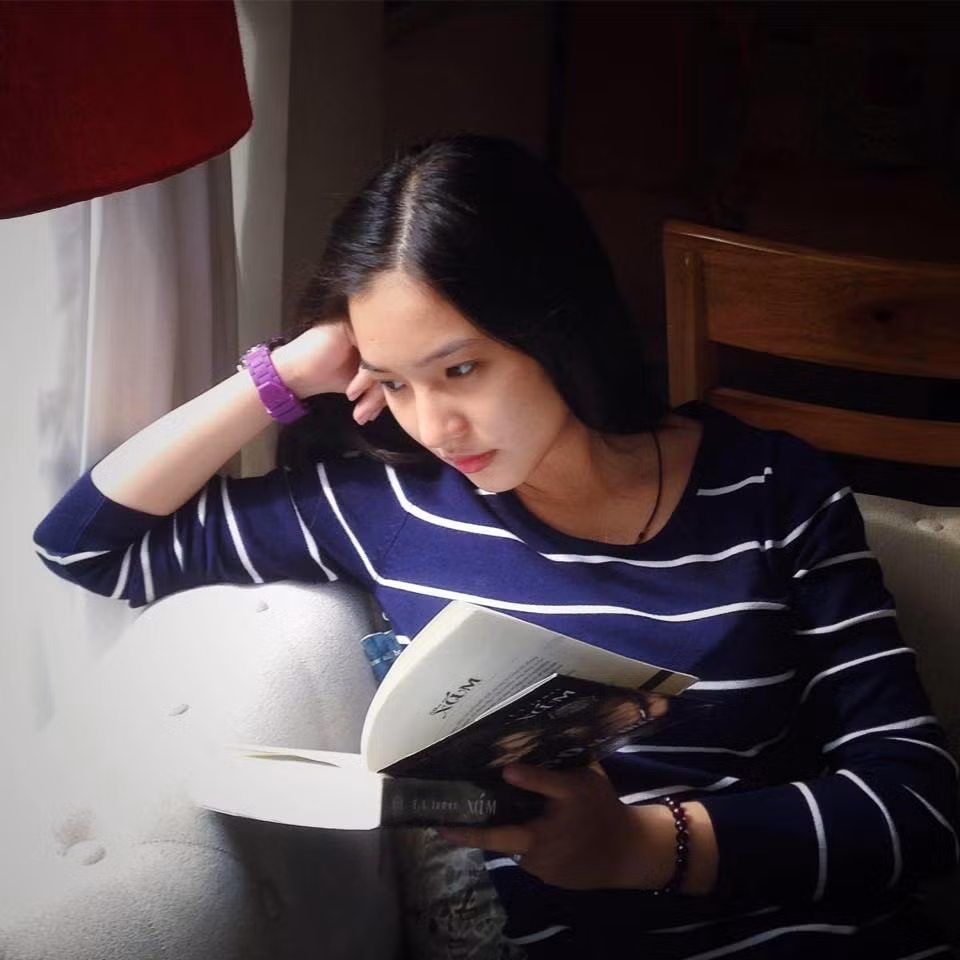 Dù cả những phút trầm tư nhất, Kiều Oanh vẫn xinh đẹp đến ngỡ ngàng.