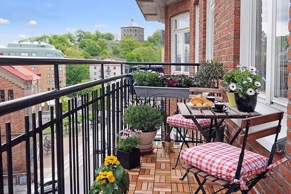 Lan can balcony nên thoáng và không quá cao gây cản trở View. Trên thành lan can, bạn có thể treo các chậu cây và hoa. Tại các vị trí bị nắng chiếu trực tiếp nên có các tấm lam ngang hoặc thẳng đứng để che chắn, cũng có thể trồng các loại dây leo có lá to, dày để che nắng. Đối với các căn hộ chung cư cao tầng có trẻ em nên cần thêm các lưới chắn bằng dây cáp mỏng (lưới vô hình) để đảm bảo an toàn. Phía trên trần nên treo thêm 1 vài chậu hoa, cây xanh vừa để tăng thẩm mỹ vừa để che nắng trên cao. Phần vách tường đầu hồi balcony là những điểm nhấn đẹp, bạn có thể thuê các đơn vị thi công vườn treo thẳng đứng (khoảng 3 triệu đồng/m2) hoặc treo một vài bình gốm đất nung. Thậm chí là tạo hẳn một thác nước với hồ nước bên dưới.