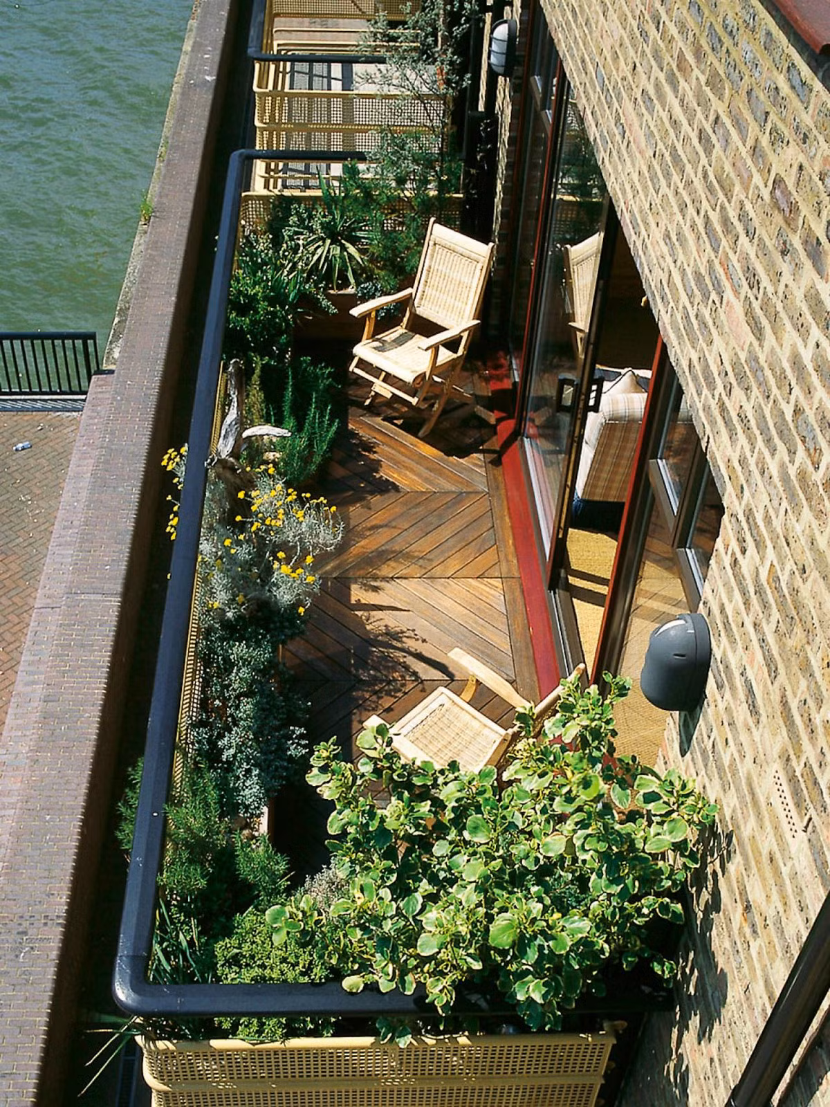 Để balcony luôn xanh mát, bạn cần phải suy nghĩ và thiết kế sẵn hệ thống ống tưới cho từng chậu cây. Hiện nay, thị trường đã có một số loại van tự động tưới theo thời gian hẹn trước; một số loại còn có thể trực tiếp điều khiển thông qua ứng dụng trên smartphone. Các loại van tự động này sẽ giúp bạn luôn đảm bảo được việc tưới nước cho cây trồng dù đang đi du lịch hay khi vắng nhà.