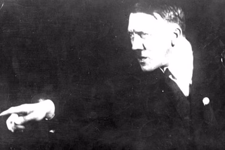 Hitler yêu cầu nhiếp ảnh gia của mình trả lại tất cả các phim âm bản trong đó y mặc quần soóc lederhosen. Ảnh: Getty.