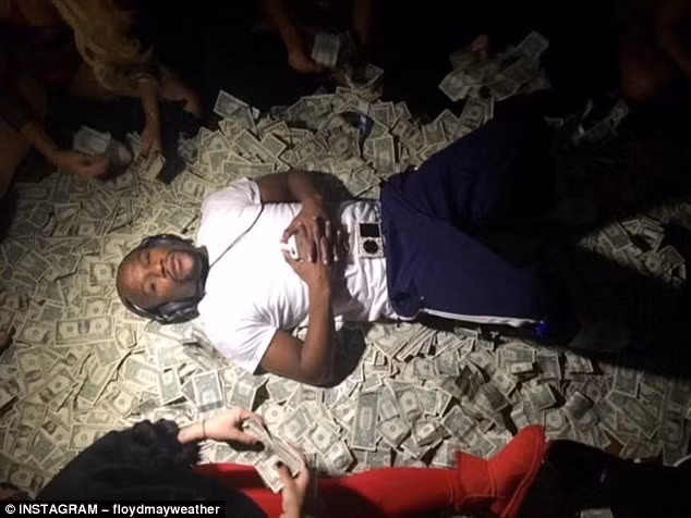 Mới đây Floyd Mayweather tung lên mạng xã hội cá nhân Instagram hình ảnh anh nằm trên thảm tiền cùng dàn người đẹp vây quanh.