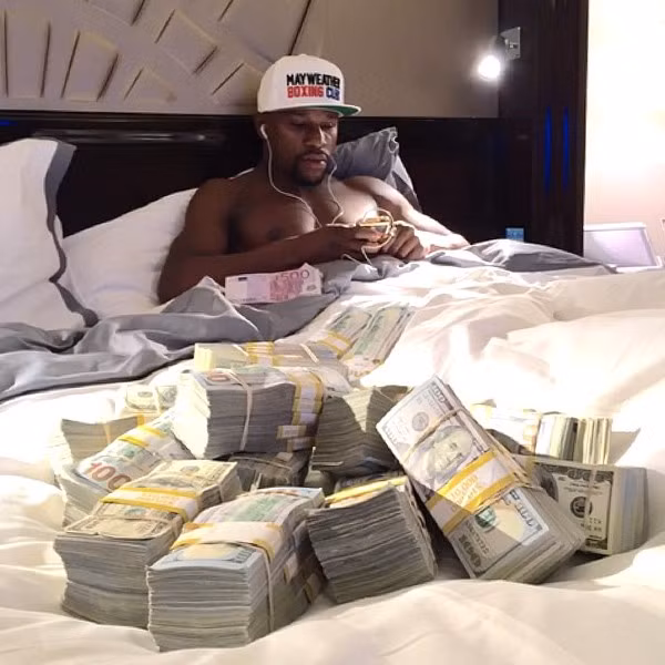 Khoe tiền và của cải đã ngấm vào máu và trở thành thương hiệu đối với Mayweather. Ở bất kỳ đâu dù trên máy bay, phòng ngủ hay thậm chí ở nơi tập boxing..., cựu võ sĩ 38 tuổi đều khoe khoang sự giàu có nếu có cơ hội.