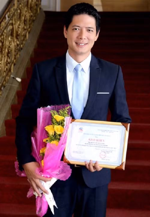 Bình Minh sinh năm 1981, là một trong những MC, diễn viên, người mẫu đắt show nhất thị trường TP.HCM hiện nay. Anh bắt đầu lấn sân sang sự nghiệp diễn viên ngay từ khi vào TP.HCM lập nghiệp năm 2002. Đến nay, nhiều người đã nhớ đến Bình Minh với vai trò là một diễn viên hơn là người mẫu, MC. Khả năng diễn xuất của anh được ghi nhận qua nhiều phim điện ảnh và truyền hình như Giao lộ định mệnh, Chuyện tình xa xứ, Khát vọng thượng lưu,…