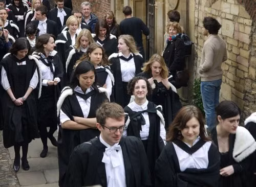 Không ngoa khi cho rằng, Cambridge là một trong những ngôi trường đại học đẹp nhất thế giới. Đây là không gian của viện bảo tàng nghệ thuật, văn hóa, vườn bách thảo, ngay cả một con kênh nhỏ chạy quanh trường cũng giúp cho Cambridge từng trở thành trường quay của nhiều bộ phim điện ảnh. Nơi đây cũng chính là trường học của những học giả nổi tiếng như Charles Darwin, Isaac Newton hay Stephen Hawking. Chính nhà Toán học nổi tiếng Newton là chủ nhận của công trình thú vị mang tên “Bridges in Mathematics”, hay là Cây cầu Toán học. Cây cầu được xây dựng bằng trọng lực mà không cần đến một cây đinh hay ốc vít. Điều đáng tiếc là các sinh viên vì tò mò nên đã từng tháo rời cây cầu để tìm hiểu nguyên lí bên trong, tuy nhiên không thể đưa cây cầu trở về trạng thái ban đầu được.