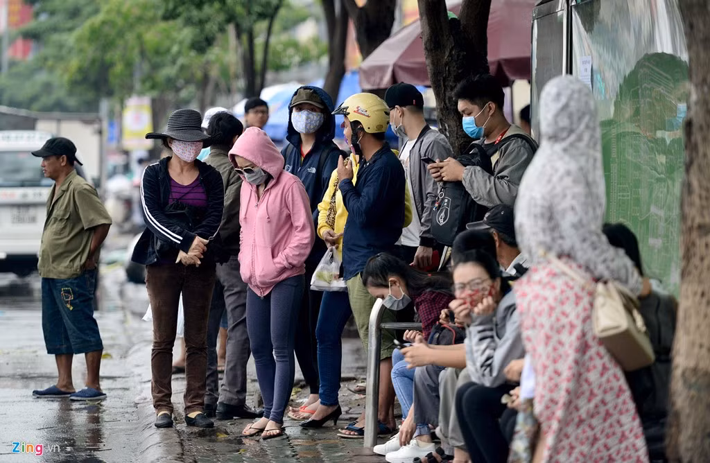 Mưa gió kéo dài nhiều người chọn phương tiện xe buýt để đi lại, phần lớn đều mặc áo khoác ngoài, đứng co ro vào sáng sớm khi thời tiết khá lạnh.