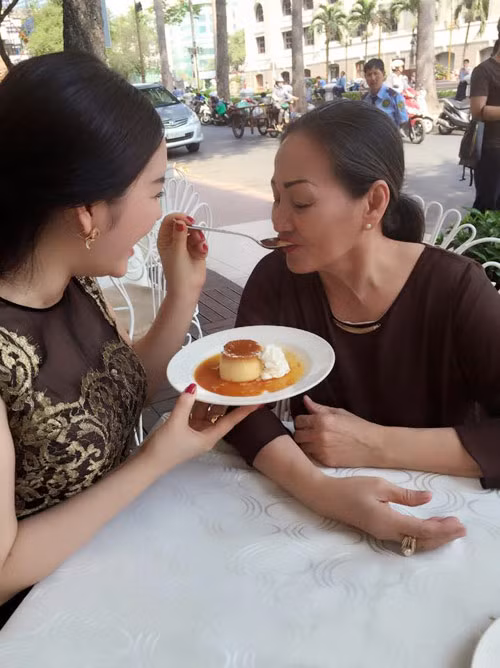 Lý Nhã Kỳ rất hiếu thuận, luôn dành thời gian ở bên mẹ.