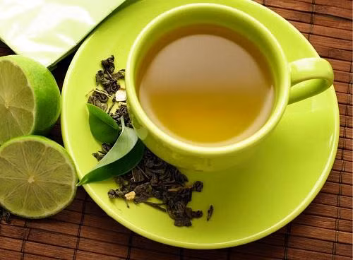 3. Trà xanh. Để giữ cho làn da của bạn trông như trẻ càng lâu càng tốt, các tế bào của bạn cần phải tái sinh một cách chính xác. Trà xanh có nhiều chất chống oxy hóa, giúp tế bào phát triển đúng cách và duy trì một chu kỳ sống lành mạnh. 