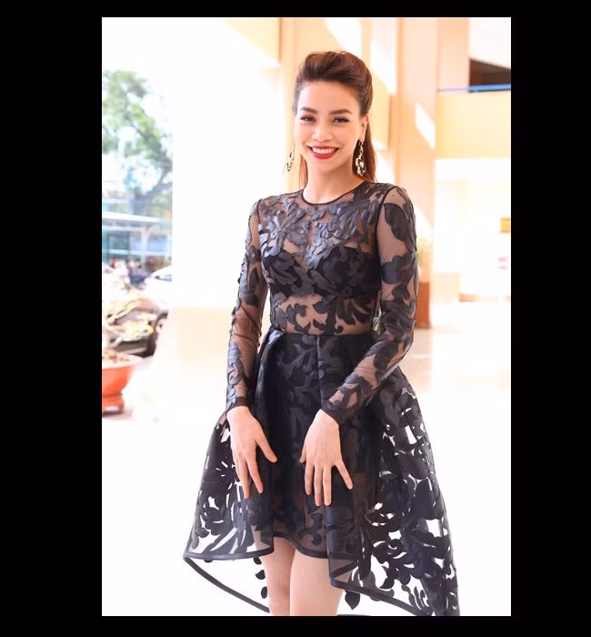 Trang phục của NTK Công Trí được nhiều người khen là hiện đại, sành điệu. Tuy nhiên, cũng có ý kiến cho rằng nó không sang trọng, không hợp với người ngồi ở vị trí Ghế đỏ quyền lực như Hà Hồ.