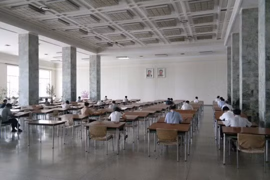Tại sảnh cho mọi người ngồi học có treo ảnh lãnh đạo Triều Tiên.