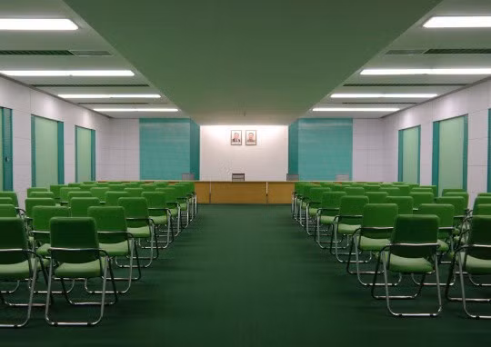 Trong khi đó, một hội trường của Sân vận động tháng 5 lại sử dụng màu xanh lá. Không gian đều treo ảnh lãnh đạo của Triều Tiên.