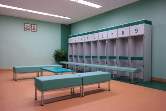 Trong phòng để đồ của Sân vận động 1 Tháng 5, Bình Nhưỡng sử dụng màu xanh da trời làm chủ đạo.