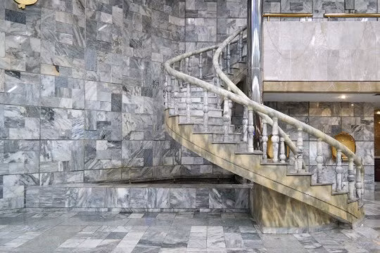 Thành phố được xây dựng với sự tham gia của nhiều kiến trúc sư đào tạo ở Nga, do vậy, rất nhiều công trình mang phong cách kiến trúc Nga.