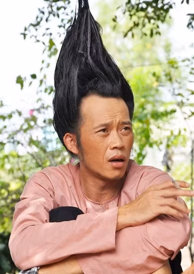 Kiểu tóc dựng đứng được anh học hỏi từ 'Tình người duyên ma', áp dụng vào 'Hello cô Ba'.