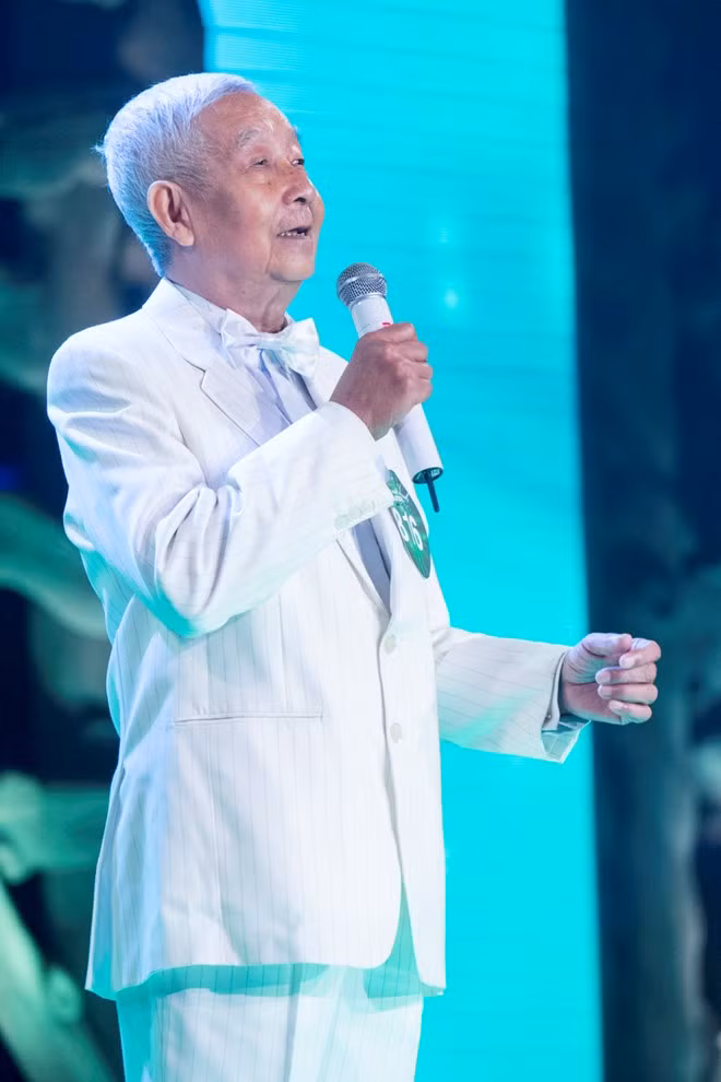 Tuan Ngoc cung phai phuc cu ong 78 tuoi thi hat nay