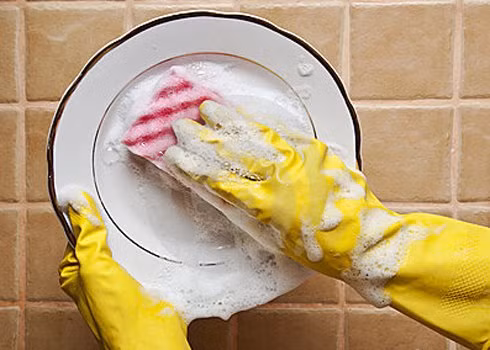 Mặc dù chỉ có hàm lượng nhỏ nhưng chúng vẫn có hại cho cơ thể. Ngoài ra, hàng nhái các thương hiệu nổi tiếng cũng được bày bán nhiều khiến người tiêu dùng khó phân biệt.Những bà nội trợ khi mua nước rửa bát, nếu thấy da tay bị nhăn nheo, vàng da hay da bị khô ráp, thậm chí bị bong da, trên bề mặt da có những vẩy nhỏ sau khi tiếp xúc thì nên bỏ đi ngay.