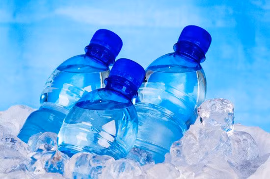 Các nhà khoa học thấy rằng nhựa có hóa chất nguy hiểm được gọi là phthalates có khả năng rò rỉ vào trong nước. Và chất này là nguyên nhân gây mất cân bằng nội tiết tố và các vấn đề sinh sản. Vì vậy, nếu bạn muốn tránh xa hóa chất này, đừng uống nước đã được chứa lâu ngày trong các chai nhựa.