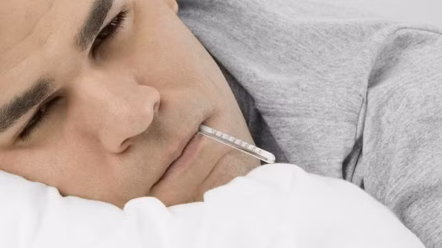 Virus gây ra các vấn đề như cảm sốt thông là loại virus rất cứng đầu, chúng có thể sống trong khăn giấy và túi xách của bạn một thời gian dài và lây lan sang các vật dụng khác trong túi xách. Việc tiếp xúc với các vật nhiễm virus gây bệnh sẽ làm tăng nguy cơ mắc bệnh của chị em. Do đó hãy chắc chắn rằng khi bạn dùng khăn giấy, hãy vứt nó đi càng sớm càng tốt.