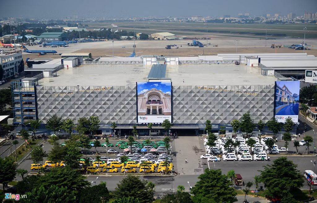 Sau hơn 10 tháng thi công, nhà để xe tại khu vực ga quốc nội sân bay Tân Sơn Nhất, TP.HCM chuẩn bị đưa vào sử dụng. Phía mặt tiền của công trình là bãi đỗ ngoài trời cho các hãng taxi, có khả năng tập kết 239 chiếc.