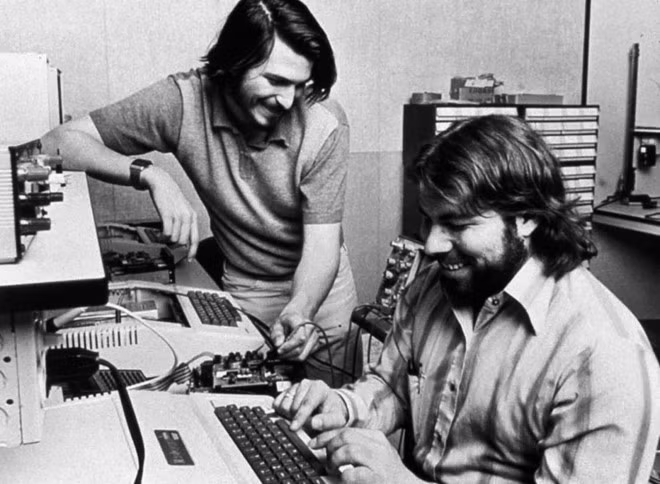  Khởi nghiệp từ gara ôtô, đơn hàng lớn đầu tiên mà Steve Jobs cùng đồng sự nhận được là 50 chiếc máy tính, mỗi chiếc trị giá 500 USD. Họ ráp số máy này ngay trong gara với thời gian vỏn vẹn 30 ngày. Ảnh: Techspot.